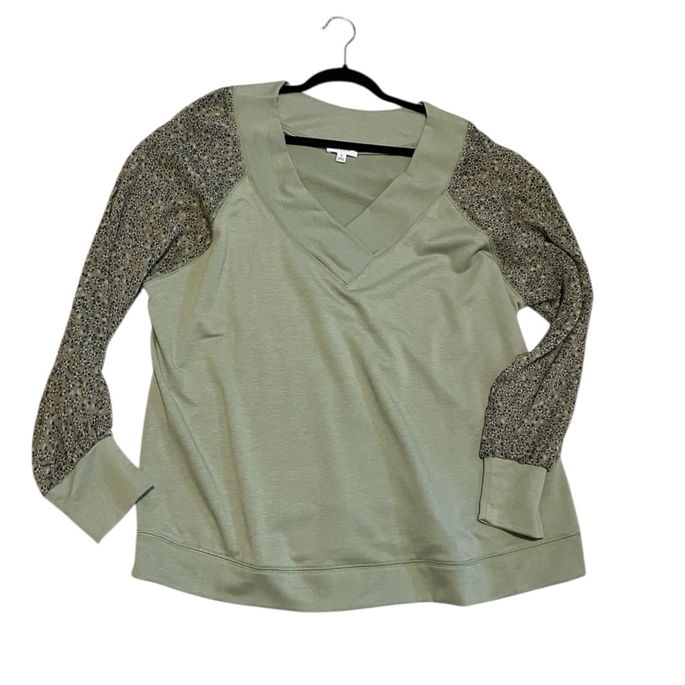 Cerule Women's Green V-Neck Soft Top